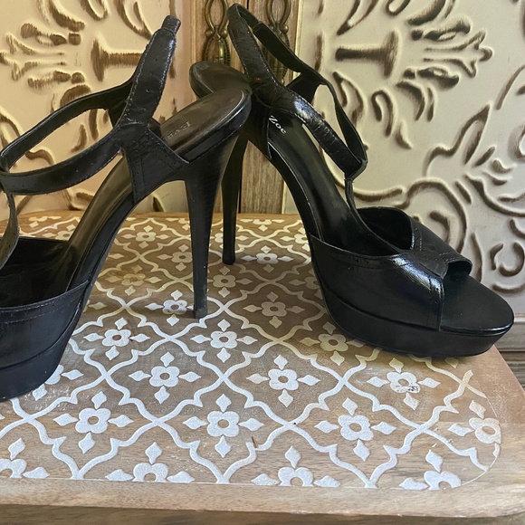 Eva & Zoe Black Leather T-Strap Shoes, Size 8 - Picture 3 of 12